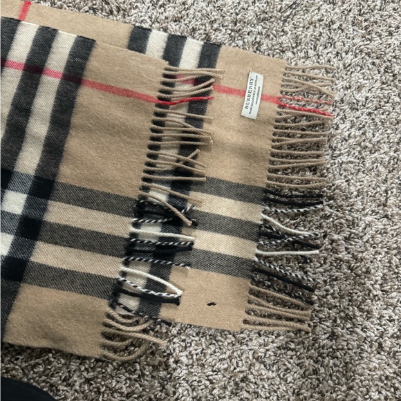 Authentic Burberry Preloved Cashmere Scarf 🧣 - Picture 11 of 12